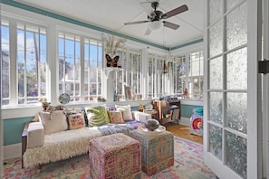 Smart TV, fireplace, video games, ping pong - Bohemian dream home in heart of downtown with hot tub and putting green (St. Augustine)