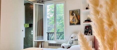 Iron/ironing board, travel cot, WiFi, bed sheets