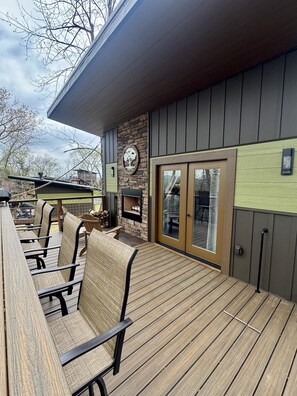 Outdoor dining - 66-THE FOUR TREE-SONS (Sevierville)