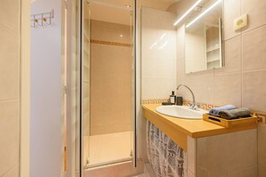 Douche, séchoir à cheveux, serviettes fournies, savon