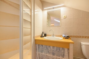 Douche, sĂšche-cheveux, serviettes fournies, savon