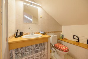 Douche, séchoir à cheveux, serviettes fournies, savon