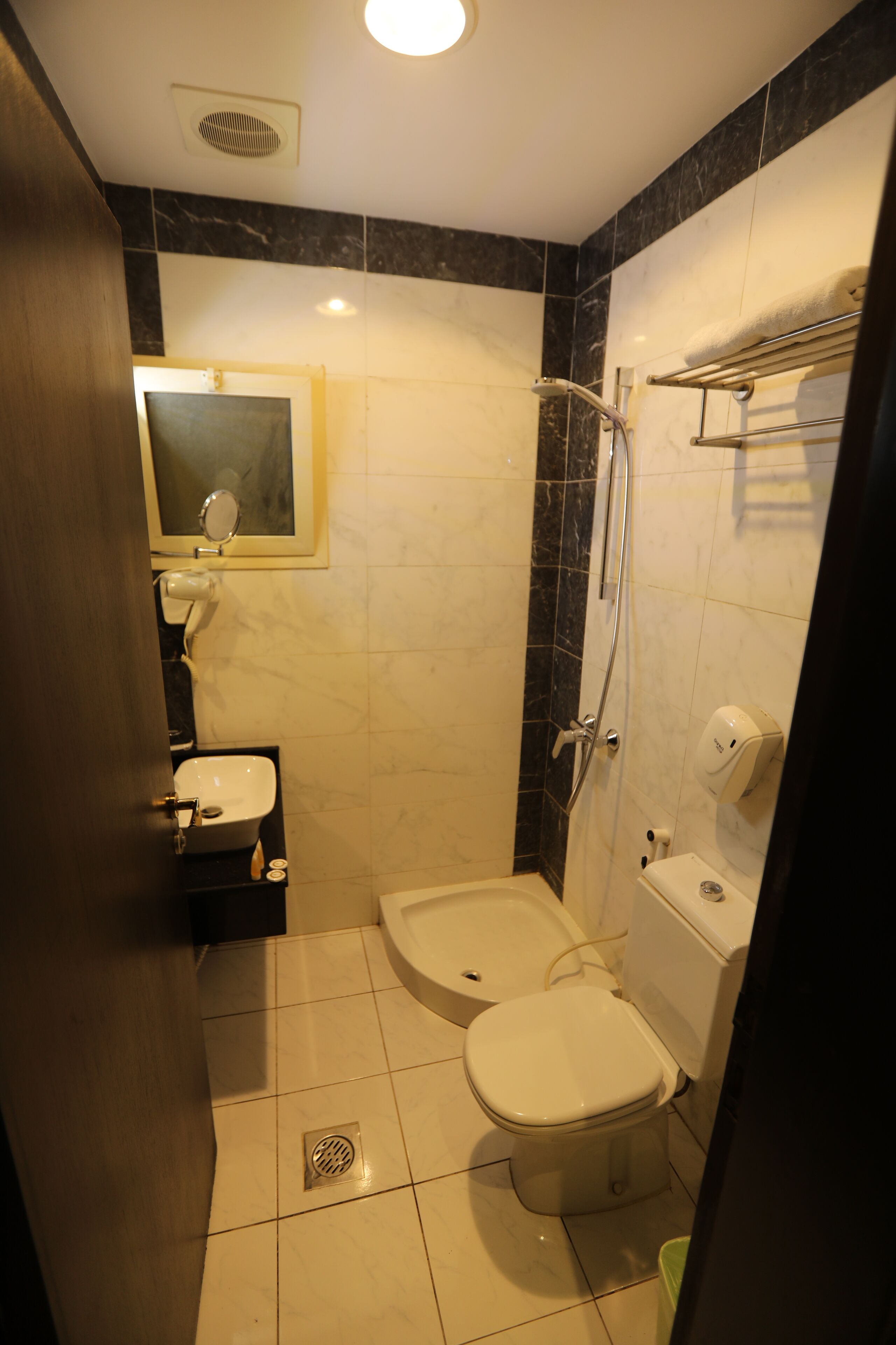 Chambre avec lits jumeaux, 2 grands lits | Salle de bain | Sèche-cheveux, chaussons, serviettes fournies, savon