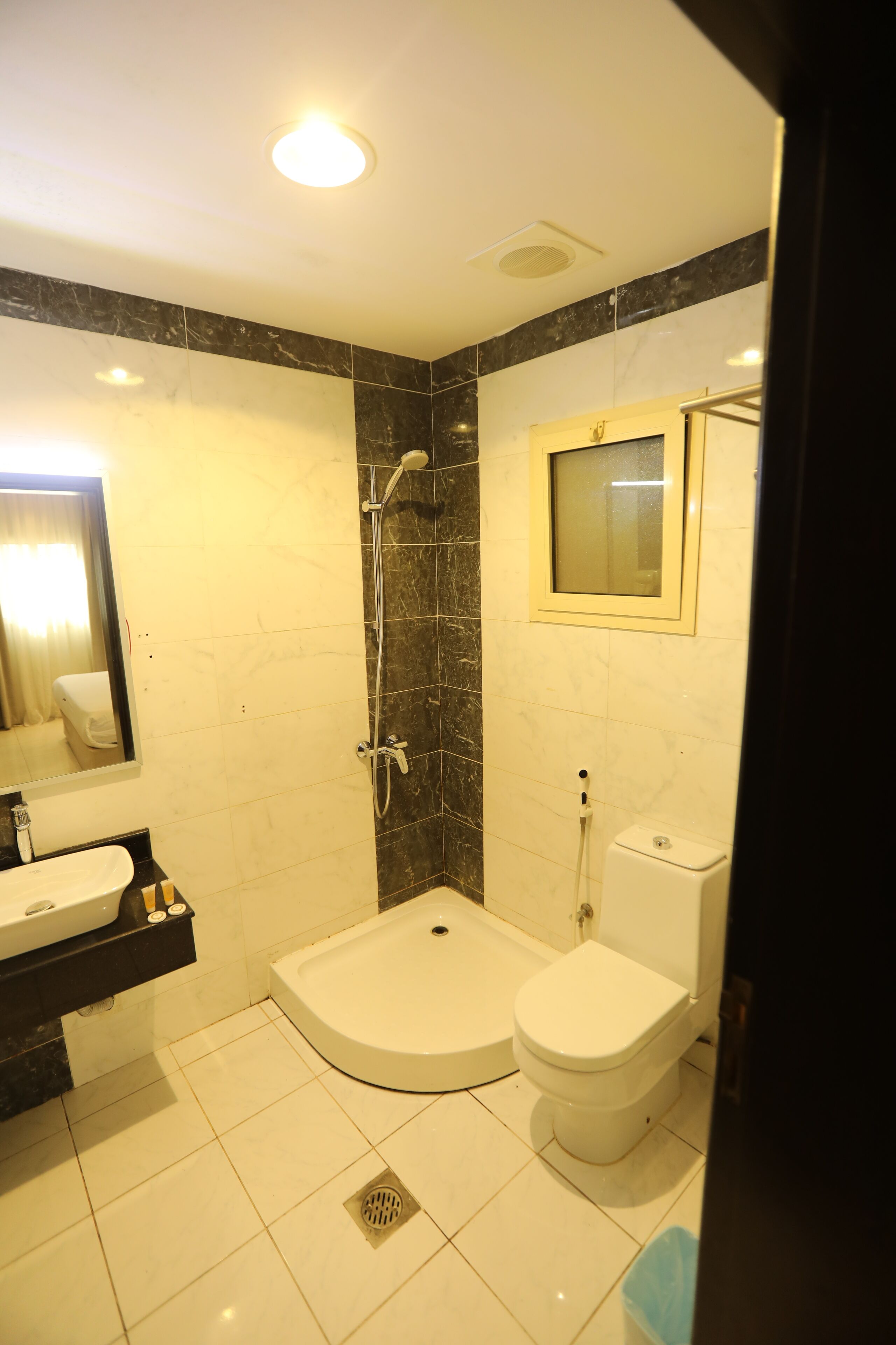 Habitación individual | Baño | Secador de pelo, zapatillas, toallas y jabón