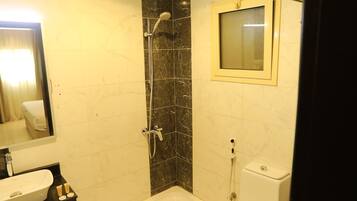 Habitación individual | Baño | Secador de pelo, zapatillas, toallas y jabón