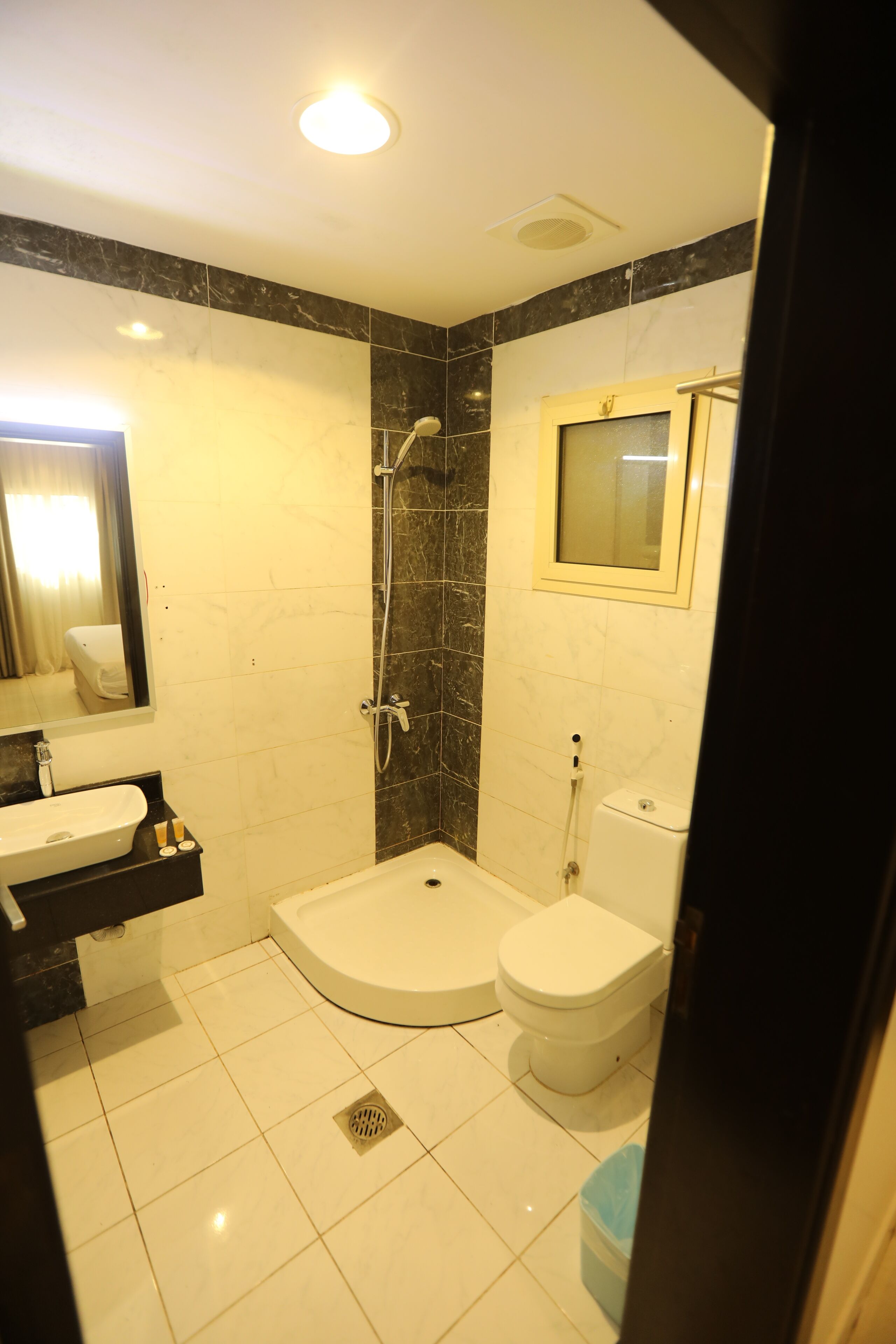 싱글룸 | 욕실 | 헤어드라이어, 슬리퍼, 타월, 비누