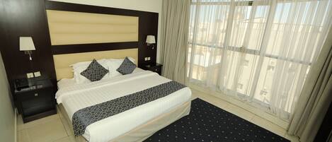 Caja de seguridad en la habitación y cortinas blackout