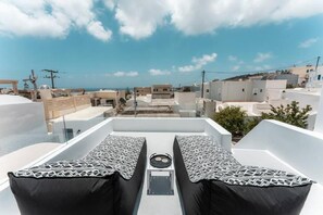 Akri 1 | Property grounds - Akri Santorini with heated Jacuzzi (Santorini)