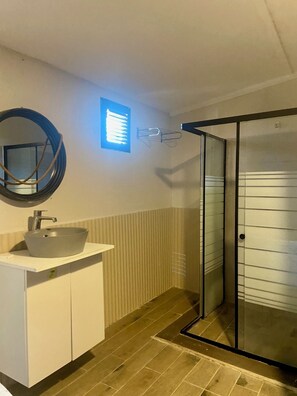 Bungalow clásico, vista al jardín | Baño | Regadera, secadora de cabello, toallas, jabón 