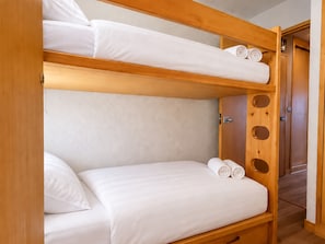 A bunk bed with two levels, each with pillows and rolled towels. - Apartment near slopes with balcony, valley view (Méribel)