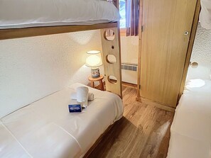 1 bedroom, bed sheets - Apartment near slopes with balcony, valley view (Méribel)
