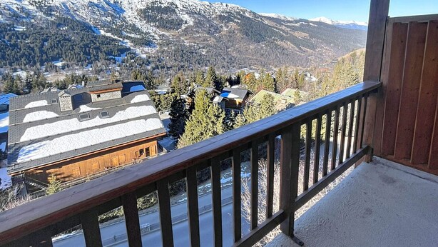 A balcony with a view of snow-covered mountains and a valley below. - Apartment near slopes with balcony, valley view (Méribel)