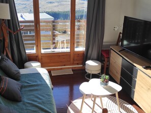 TV - Apartment for 6 in Super Besse with Balcony and Pool (Besse-et-Saint-Anastaise-Super Besse)