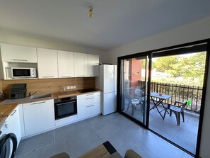 Fridge, microwave, stovetop, dishwasher - Air-conditioned apartment near beach with parking (Argelès-sur-Mer)