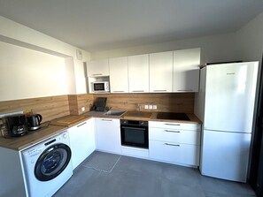 Kylskåp, mikrovågsugn, spishäll och diskmaskin