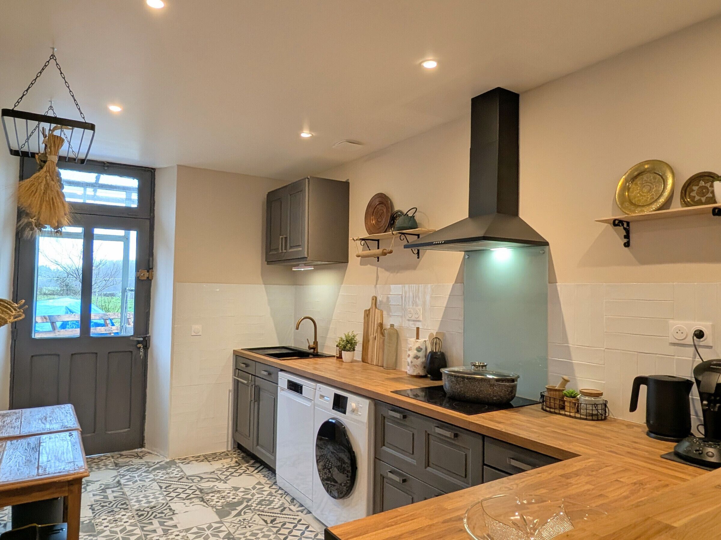 Een koelkast, een microgolfoven, een vaatwasser