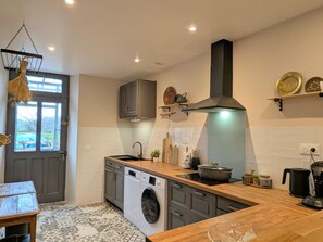 ثلاجة، ميكروويف، غسالة أطباق