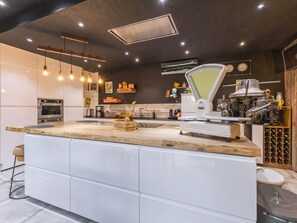 Refrigerador, microondas, horno, lavavajillas