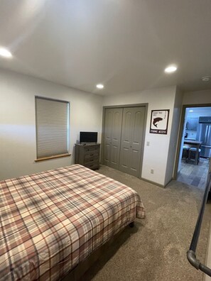 2 bedrooms, iron/ironing board, WiFi, bed sheets - Brown Drake Lodge in Ennis Montana and the Spectacular Madison River Valley. (Ennis)