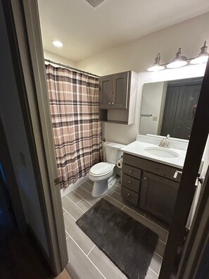 Shower, hair dryer, towels, soap - Brown Drake Lodge in Ennis Montana and the Spectacular Madison River Valley. (Ennis)