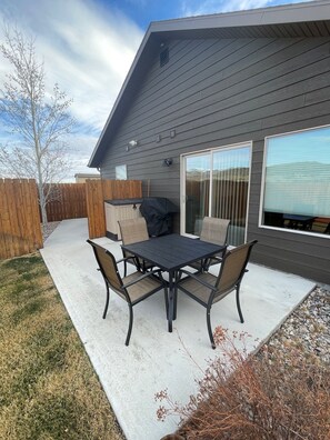 Outdoor dining - Brown Drake Lodge in Ennis Montana and the Spectacular Madison River Valley. (Ennis)