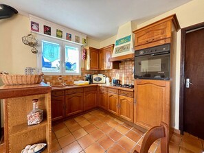 Fridge, microwave, oven, stovetop - 3-room house in Carnac - 4 ppl, terrace and garden (Carnac)