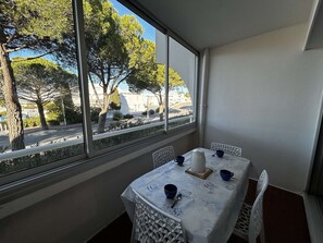 Dining - Air-conditioned studio cabin near beach - 4 sleeps (Port Camargue)