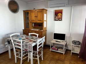 Dining - Air-conditioned studio cabin near beach - 4 sleeps (Port Camargue)