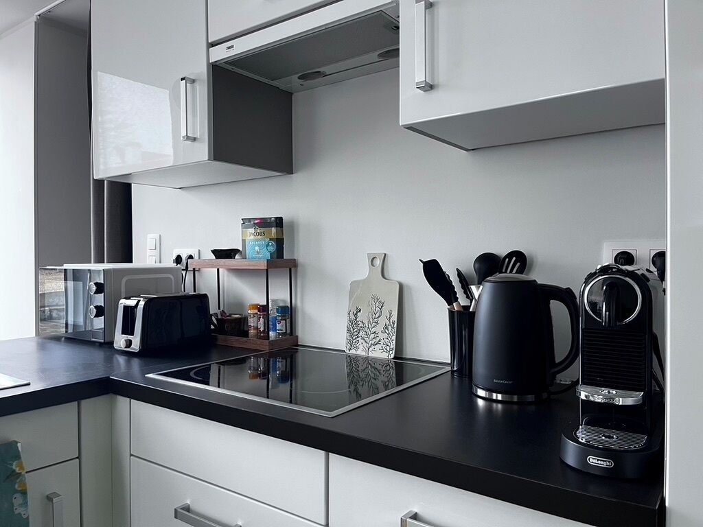 Een microgolfoven, een kookplaat