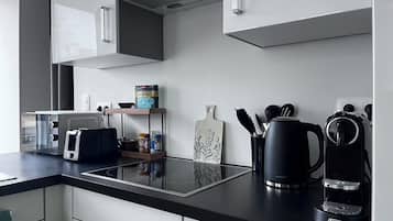 Een microgolfoven, een kookplaat