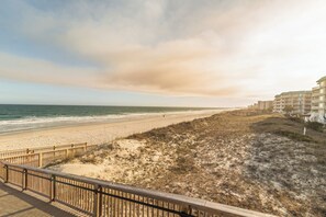 Beach nearby - SH 416 Top-Floor Summer House Condo with Pond View (Pawleys Island)