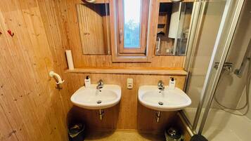 Dusche, Haartrockner, HandtĂŒcher, Seife