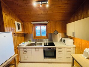 Private kitchen - Vacation home, 200 m from the lake, own fenced garden, vacation with dog (Postmünster)