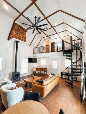 TV, fireplace, DVD player - The Wine Barn - Walkable to Main St and New Spa (Fredericksburg)