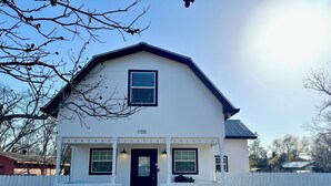 Exterior - The Wine Barn - Walkable to Main St and New Spa (Fredericksburg)