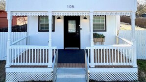Exterior - The Wine Barn - Walkable to Main St and New Spa (Fredericksburg)