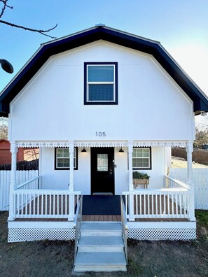 Exterior - The Wine Barn - Walkable to Main St and New Spa (Fredericksburg)