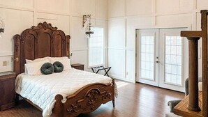 2 bedrooms, desk, free WiFi, bed sheets - The Wine Barn - Walkable to Main St and New Spa (Fredericksburg)