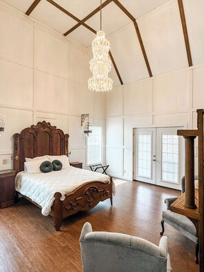 Desk, free WiFi, bed sheets - The Wine Barn - Walkable to Main St and New Spa (Fredericksburg)