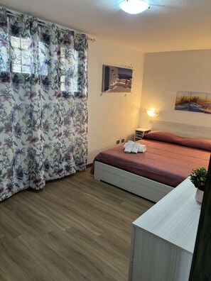 Iron/ironing board, WiFi, bed sheets - The Sunset Hill AMAR Suite: Elegance and Breathtaking Views, Private Garden and Tub (Torre Delle Stelle (Maracalagonis))