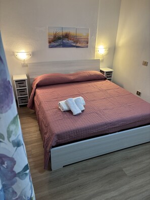 Iron/ironing board, WiFi, bed sheets - The Sunset Hill AMAR Suite: Elegance and Breathtaking Views, Private Garden and Tub (Torre Delle Stelle (Maracalagonis))
