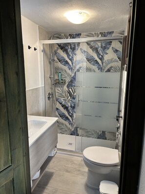 Shower, hair dryer, towels, soap - The Sunset Hill AMAR Suite: Elegance and Breathtaking Views, Private Garden and Tub (Torre Delle Stelle (Maracalagonis))