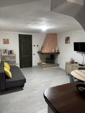 Interior - The Sunset Hill AMAR Suite: Elegance and Breathtaking Views, Private Garden and Tub (Torre Delle Stelle (Maracalagonis))