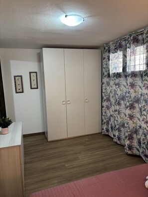 Iron/ironing board, WiFi, bed sheets - The Sunset Hill AMAR Suite: Elegance and Breathtaking Views, Private Garden and Tub (Torre Delle Stelle (Maracalagonis))