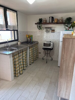 Microwave, oven, stovetop - The Sunset Hill AMAR Suite: Elegance and Breathtaking Views, Private Garden and Tub (Torre Delle Stelle (Maracalagonis))