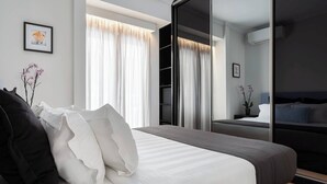 A modern bedroom with a large bed, a wardrobe, and a mirror. - Acropolis Vibe Residence, Acropolis Vibe Residence (Athens)