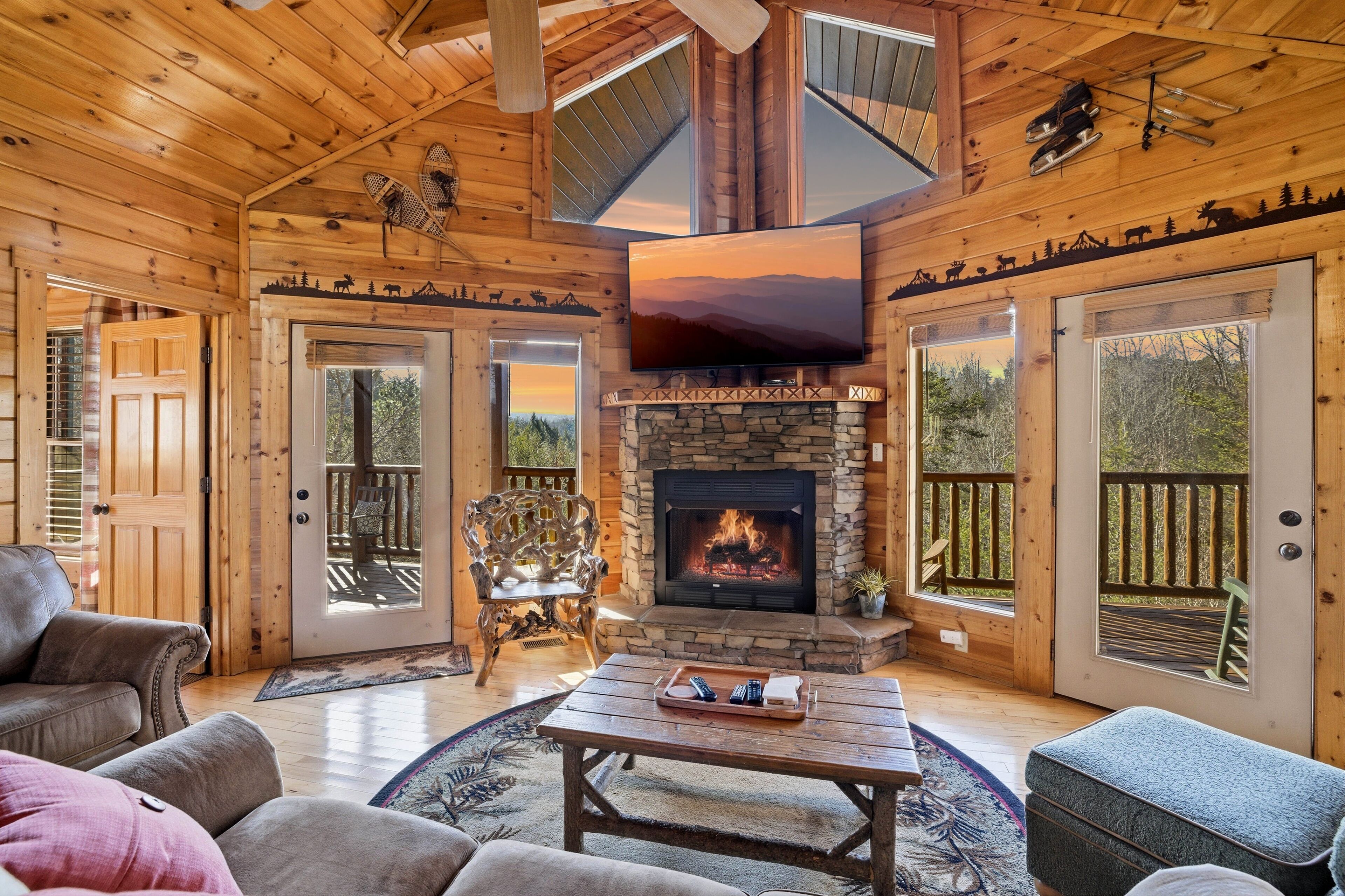 Casa, 4 habitaciones | Área de sala de estar | Smart TV 