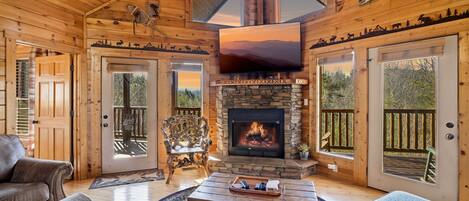 Casa, 4 habitaciones | Área de sala de estar | Smart TV