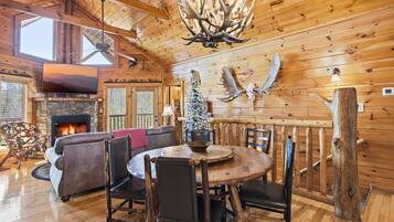 House, 4 Bedrooms | Dining