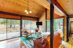 TV - 2BR Getaway with WiFi, Grill & SHARC Passes (Sunriver)